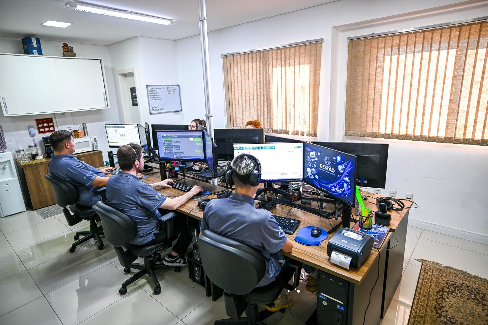 Equipe trabalhando no escritório